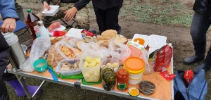 Le déjeuner sur le terrain grâce aux enfants et aux professeurs lors d’une activité avec l’école
