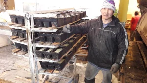 Le boulanger posant fièrement devant son pain