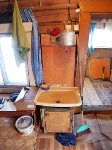 Le lavabo qui est la salle de bain. On met de l’eau en haut pour l’utiliser